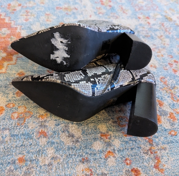 Jeffrey Campbell Women's 8 Raven Snakeskin Heeled Booties Leather Gray Black - Picture 11 of 12